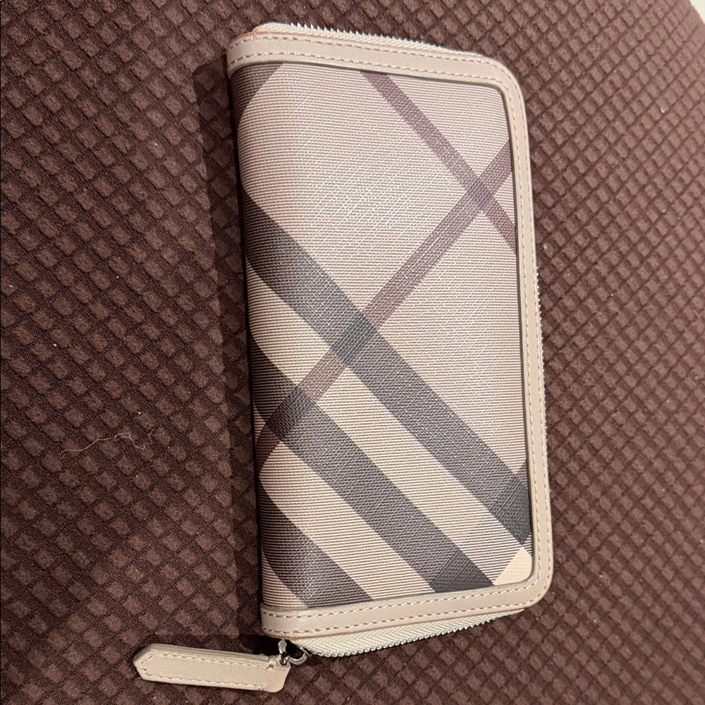 EUC Authentic Burberry wallet